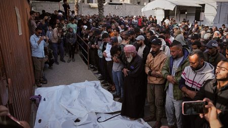 فيديو – فلسطينيون يشيّعون قتلى الغارات الإسرائيلية في غزة