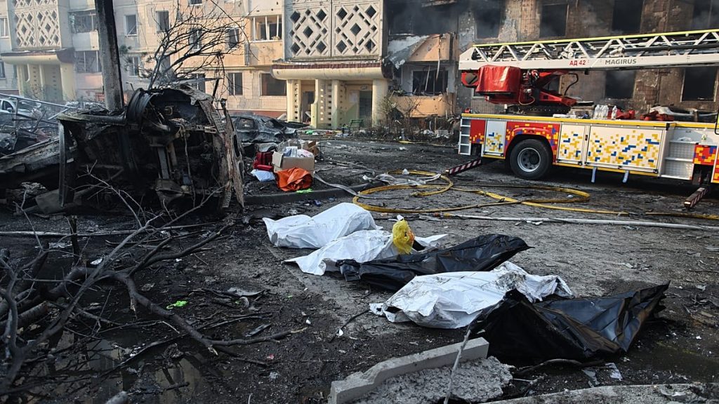 فيديو. اتساع البحث في ترنوبل الأوكرانية بعد قصف روسي مميت لمبنى سكني