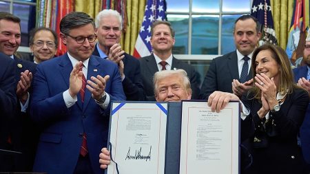 فيديو. ترامب يوقّع قانوناً للتمويل ينهي إغلاقاً حكومياً استمر 43 يوماً