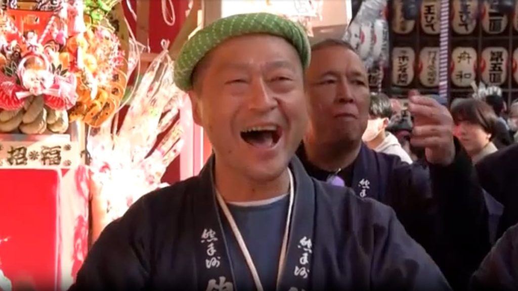 فيديو. مهرجان “توري-نو-إيتشي” العريق في طوكيو يجذب الزوار إلى مزار “أوتوري”