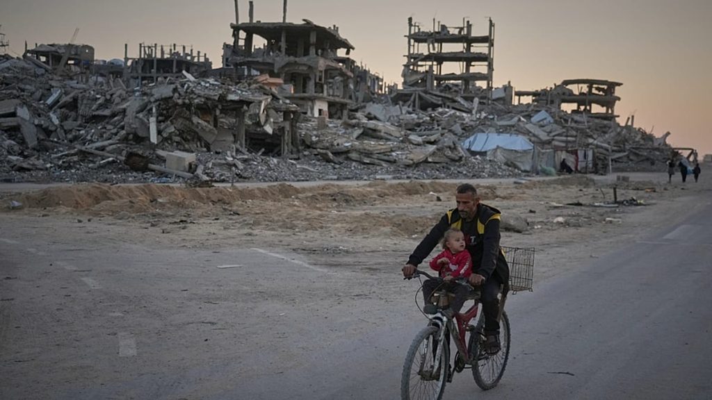 وسائل نقل بدائية وشحّ في الوقود: كيف تحوّل التنقّل في غزة إلى عبء يومي؟