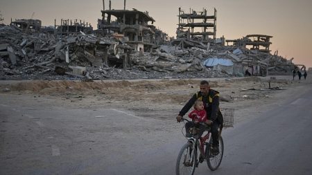 وسائل نقل بدائية وشحّ في الوقود: كيف تحوّل التنقّل في غزة إلى عبء يومي؟