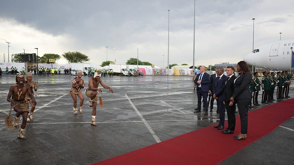 عشية قمة العشرين.. ماكرون يصل إلى جنوب إفريقيا لبحث التعاون الاقتصادي وملفات إقليمية