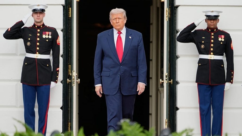 حوافزُ مالية وتسهيلاتٌ في التأشيرات.. ترامب يكافئ دولًا أفريقية على استقبالها مهاجرين مرحّلين