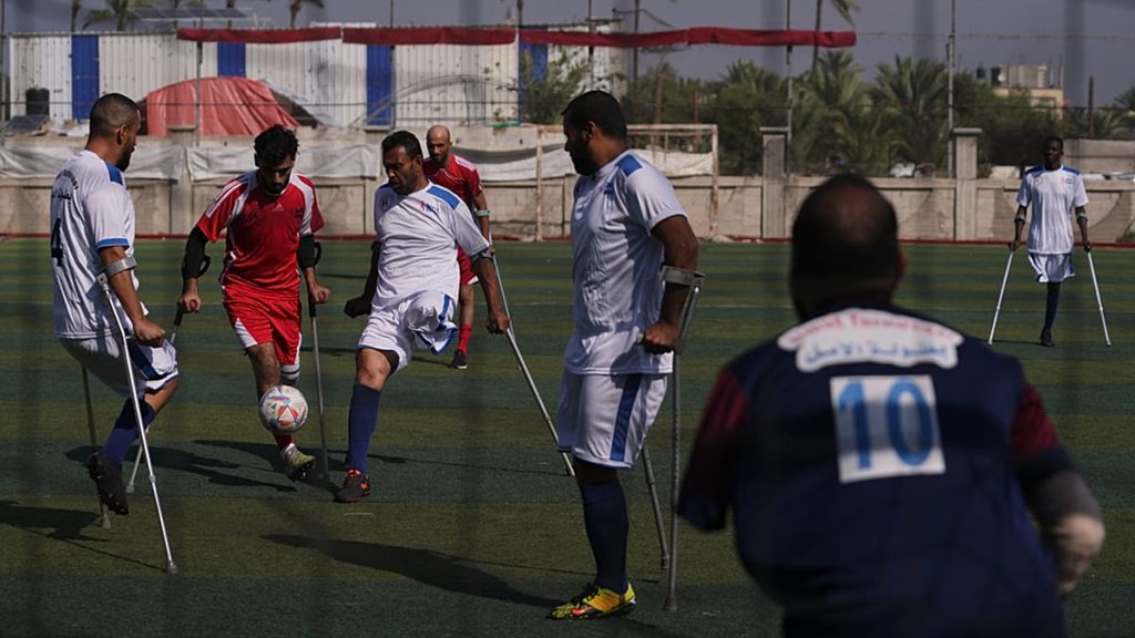 فيديو – بعد عامين وبالرغم من بتر أطرافهم.. فلسطينيون يعودون إلى ملاعب غزة