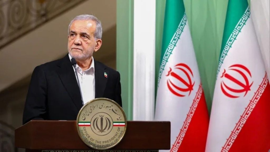 الرئيس الإيراني: سنعيد بناء المنشآت النووية