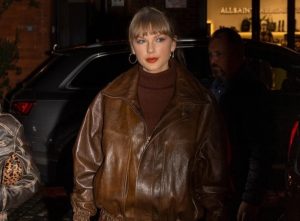 تيلور سويفت تتألق بإطلالة أحادية باللون البني في شوارع نيويورك