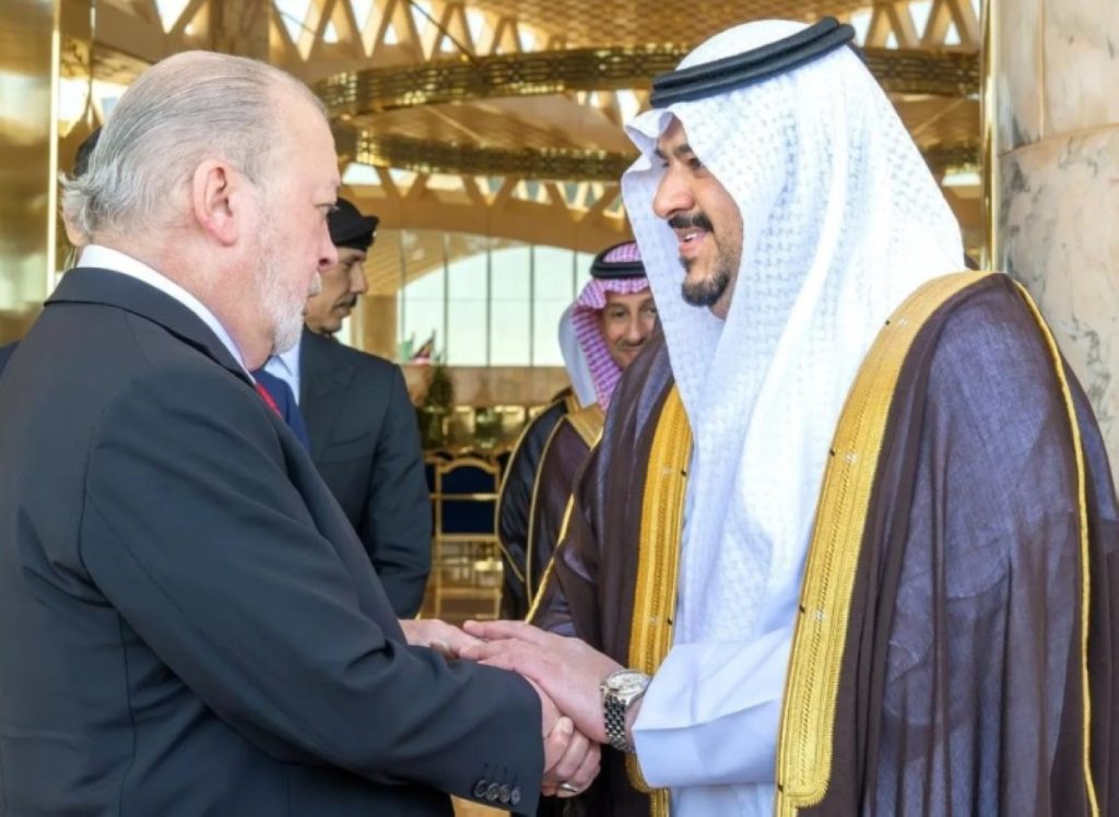 ملك ماليزيا يصل إلى الرياض