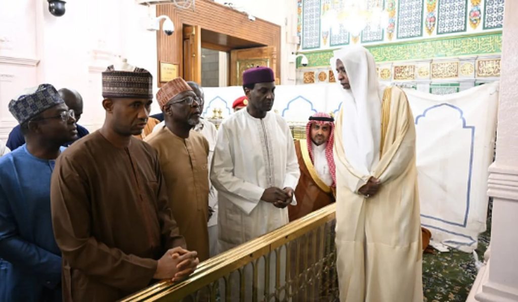 رئيس وزراء النيجر يزور المسجد النبوي