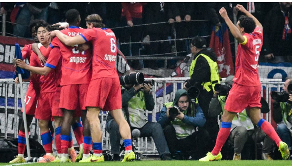 باريس سان جيرمان يعود إلى قمة الدوري الفرنسي بفوز مثير على ليون