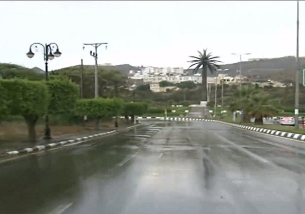 الهلال الأحمر بمكة المكرمة يرفع جاهزيته الميدانية للتعامل مع الحالة المطرية بالمنطقة