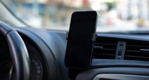 «المرور» يحذر من استخدام الهاتف أثناء القيادة: سلامتك أولاً