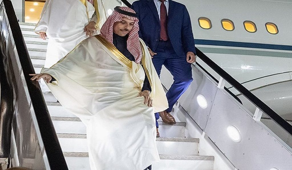 وزير الخارجية يصل جوهانسبرغ لترؤس وفد المملكة في قمة مجموعة العشرين