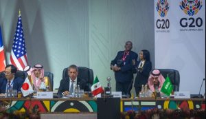 نيابة عن ولي العهد.. وزير الخارجية يشارك في الجلسة الأولى لقمة دول مجموعة العشرين