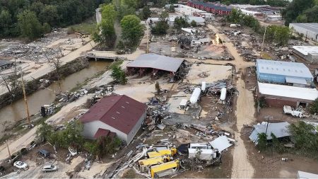 إعصار يضرب ضواحي هيوستن ويُلحق أضرارًا بأكثر من 100 منزل