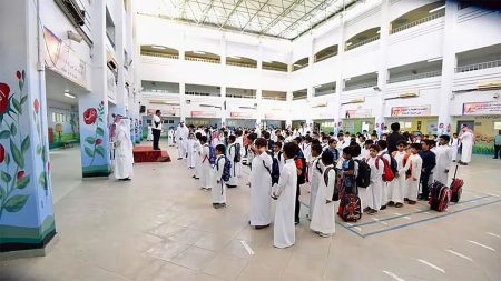 اليوم.. عودة الطلبة لمقاعد الدراسة بعد انتهاء إجازة الخريف