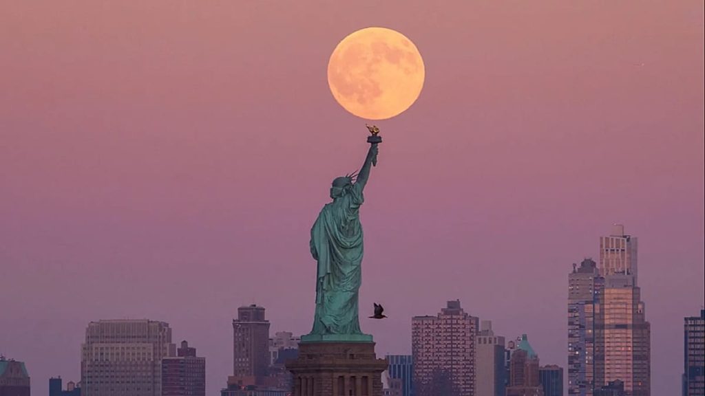 فيديو – رياح عاتية تُسقط “تمثال الحرية”.. ما الذي حدث فعلًا؟