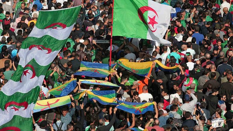 السلطات الفرنسية تحظر نشاطًا لحركة “ماك” للإعلان عن انفصال منطقة القبائل عن الجزائر