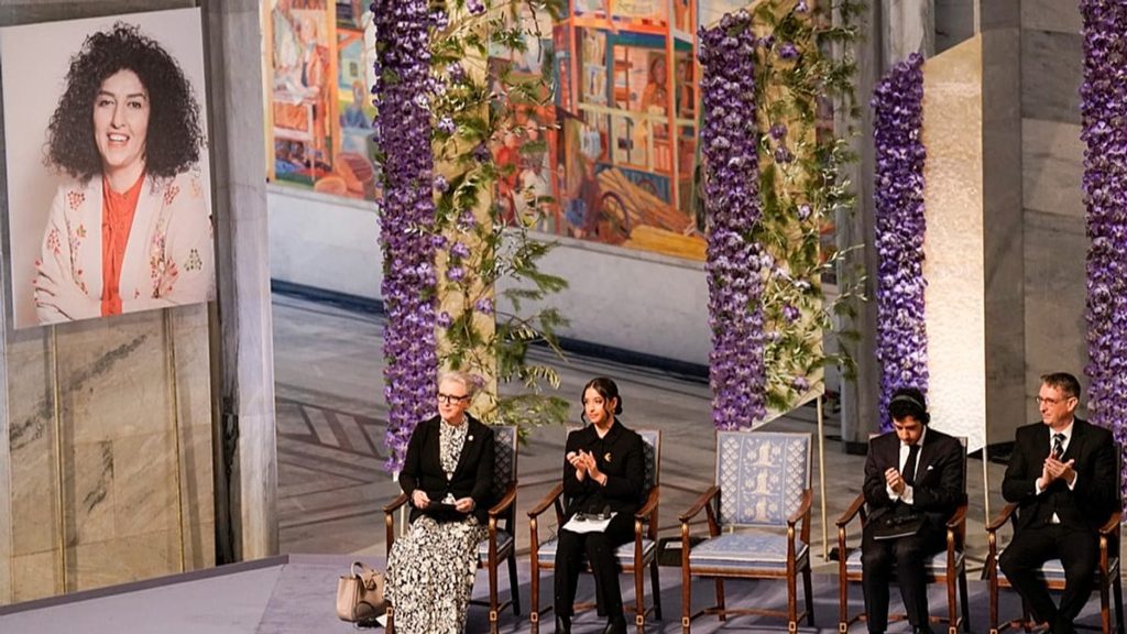 في أولى تصريحاتها من داخل السجن: نرجس محمدي تتحدث عن تعرّضها للضرب المبرح ودخلوها المشفى مرتين