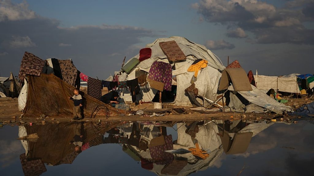 فيديو. نازحو غزة يكافحون المطر والبرد في خيام هشة