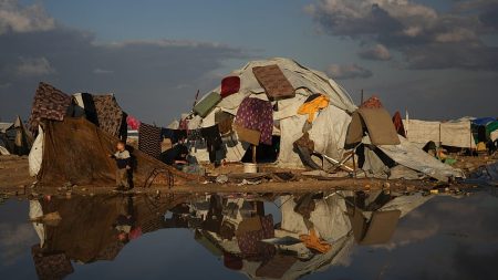 فيديو. نازحو غزة يكافحون المطر والبرد في خيام هشة