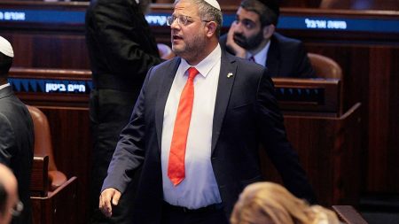 بن غفير يرتدي “دبوس مشنقة” خلال مناقشة قانون إعدام الأسرى الفلسطينيين