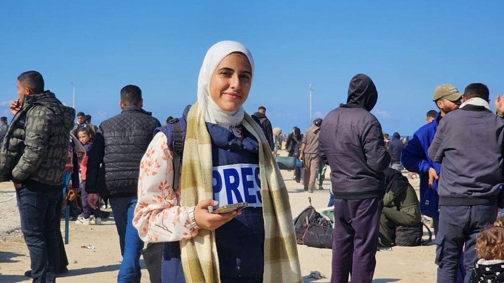 من غزة إلى منصة التكريم في لندن.. ملاك طنطش صحافية تروي الحرب كما عاشتها