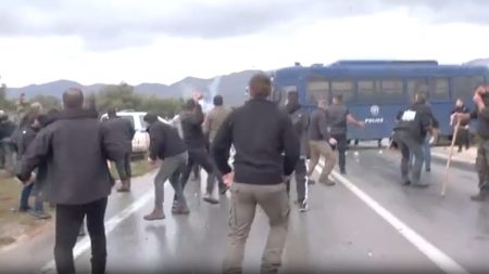 فيديو. اشتباكات بين المزارعين والشرطة في اليونان وسط احتجاجات على تأخر إعانات الاتحاد الأوروبي