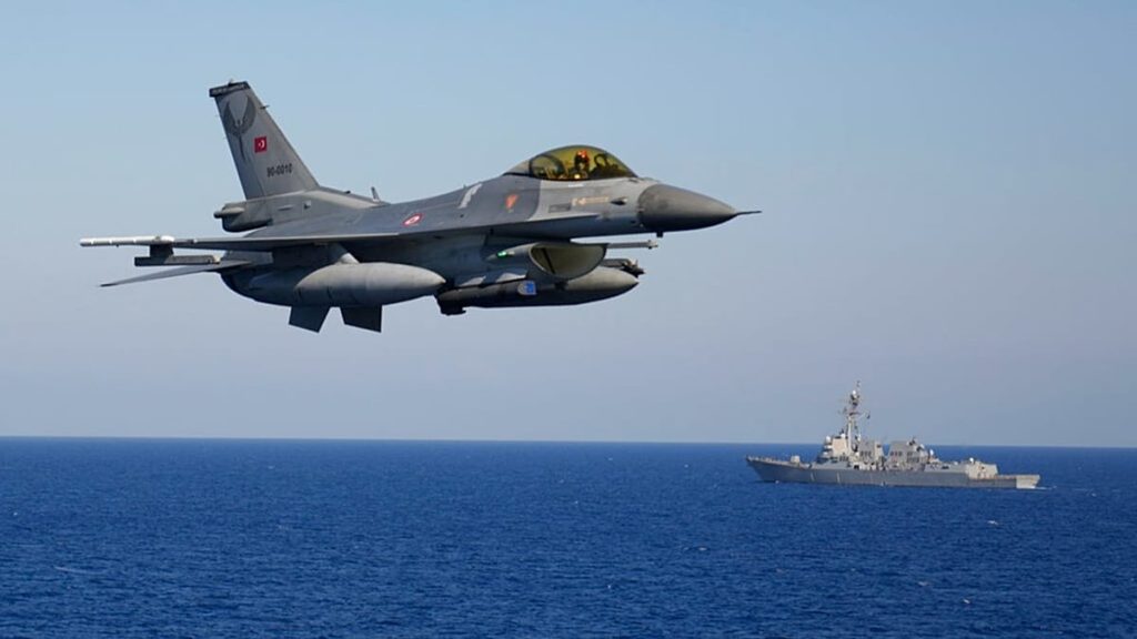 مقاتلات تركية تُسقط مُسيَّرة “خارجة عن السيطرة” قرب مجالها الجوي في البحر الأسود