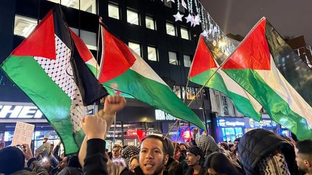 شرطة بريطانيا تحذر من هتافات “عولمة الانتفاضة” وتلوح بالاعتقال بعد “أعمال العنف ضد اليهود”