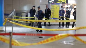 تايوان: إصابة 9 أشخاص على الأقل في هجوم بقنابل دخانية وسكين داخل مترو تايبيه