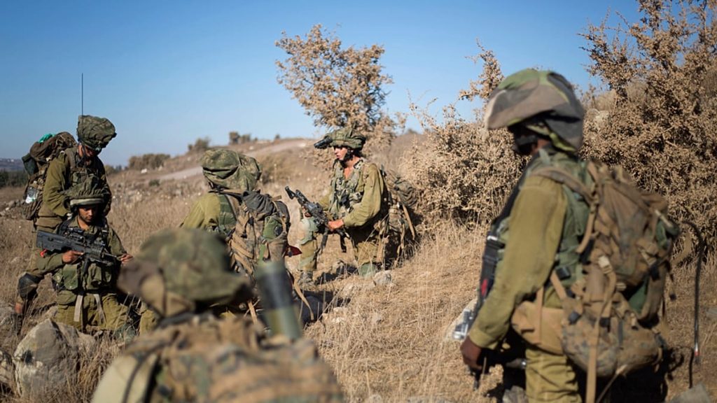 تصعيد إسرائيلي في جنوب سوريا: قصف مدفعي وتوغلات برية في ريفي القنيطرة ودرعا