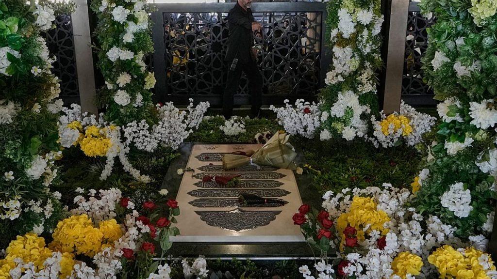 صحافي إسرائيلي عند ضريح نصرالله.. كيف وصل؟