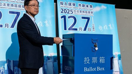 هونغ كونغ تنتخب مجلسًا تشريعيًا وسط غضب شعبي متصاعد بعد الحريق المميت