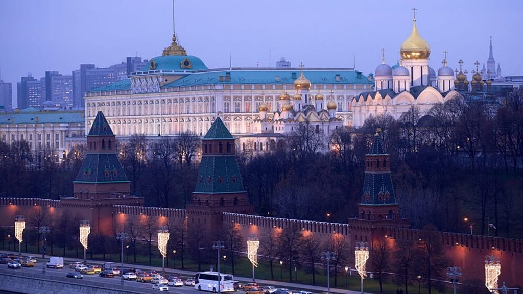 أكبر هجوم ليلي منذ بدء الحرب.. روسيا تعلن إسقاط 287 مسيرة أوكرانية و تعلّق عشرات الرحلات الجوية