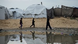 مباشر – الأمطار تغرق خيام النازحين في غزة وإسرائيل تعتقل متضامنين أجانب في الضفة الغربية