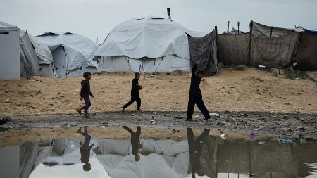 مباشر – الأمطار تغرق خيام النازحين في غزة وإسرائيل تعتقل متضامنين أجانب في الضفة الغربية