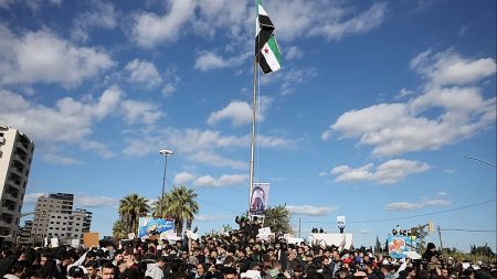 سوريا: حظر تجوّل ليلي في اللاذقية وسط اضطرابات طائفية دامية تهزّ الساحل