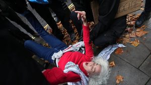 أكبر إضراب عن الطعام في بريطانيا منذ 1981.. نقل متظاهري بالستاين أكشن إلى المستشفيات