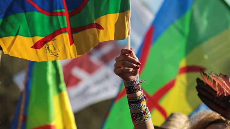 من باريس.. حركة “الماك” تعلن “استقلال منطقة القبائل” وسط إدانة رسمية في الجزائر ورفض من الأمازيغ