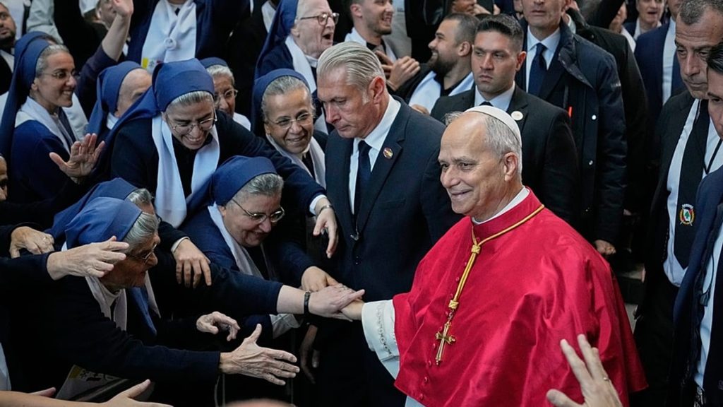 في اليوم الثاني لزيارته.. البابا ليو الرابع عشر يزور ضريح مار شربل ويهدي لبنان قنديل السلام