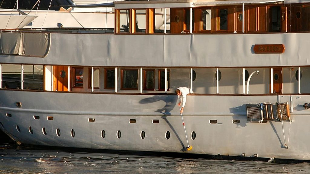 الركاب بأمان”.. العثور على يخت إسرائيلي فُقد في المتوسط بعد عاصفة “بايرون