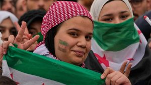 ماسك يشعل الجدل: رفع السوريين لأعلامهم في أوروبا خيانة والترحيل واجب