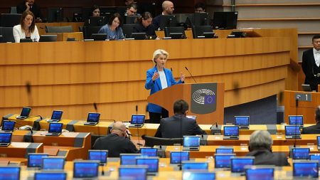 البرلمان الأوروبي يصادق على حظر واردات الغاز الروسي بحلول 2027