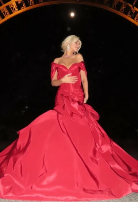 كرستينا أغيليرا تتألق بفستان أحمر فاخر تحت برج إيفل – أخبار السعودية