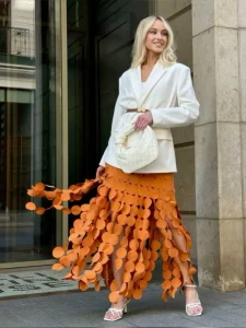 أفكار مبتكرة لتنسيق التنورة بشرّاشيب هندسية – أخبار السعودية