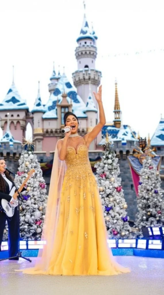 نيكول شيرزينغر تتألق بفستان خردلي في ديزني لاند