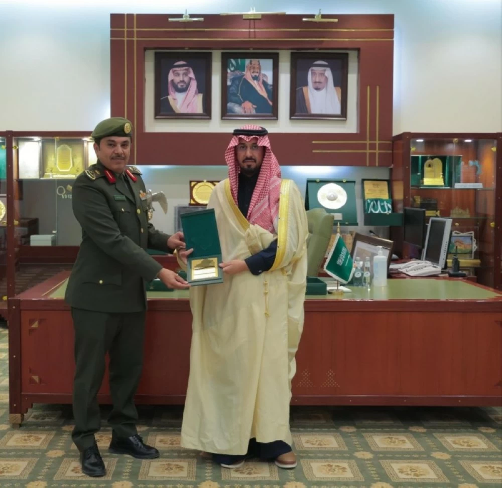 فهد بن محمد يكرّم مدير جوازات محافظة الخرج – أخبار السعودية