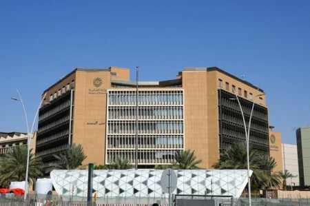 «المالية» تستحوذ على 86% من مجموعة «بن لادن» – أخبار السعودية