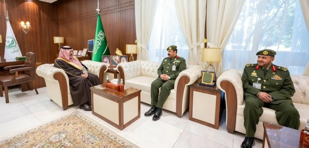 أمير حائل يقلّد مدير جوازات المنطقة ومساعده رتبتيهما الجديدتين – أخبار السعودية